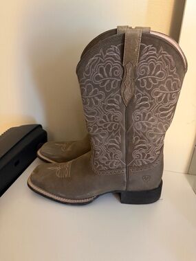 Ariat Boots 9.5B